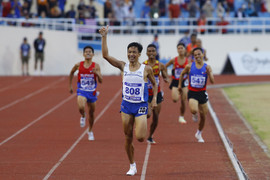 Video: Trần Văn Lai bỏ xa đối thủ, ăn mừng trước khi về đích tại SEA Games 31