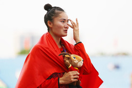 Quách Thị Lan rưng rưng khóc khi hát Quốc ca trên bục nhận HCV SEA Games