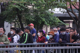 CĐV xếp hàng cả đêm chờ lấy vé xem tuyển nữ Việt Nam đấu bán kết SEA Games 31