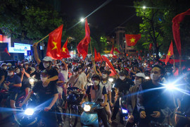 Người hâm mộ đổ ra đường ăn mừng U23 Việt Nam vào chung kết SEA Games 31