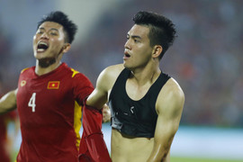 Tiến Linh cởi áo ăn mừng, HLV Park Hang Seo không hài lòng