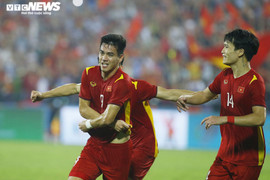 Nhìn lại khoảnh khắc Tiến Linh bùng nổ, khán đài rợp cờ đỏ, vỡ òa niềm vui