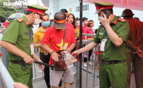 Ảnh: Thắt chặt an ninh vào sân Cẩm Phả xem chung kết bóng đá nữ SEA Games 31