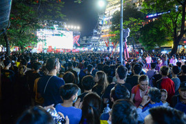 Hết mưa, người dân Hà Nội rủ nhau lên Bờ Hồ xem đội tuyển U23 đá chung kết