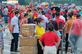 Trực tiếp: Hàng vạn người đội mưa đổ về sân Mỹ Đình cổ vũ U23 Việt Nam