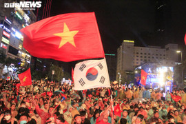 TP.HCM: Người hâm mộ phủ kín phố đi bộ Nguyễn Huệ cổ vũ đội tuyển U23