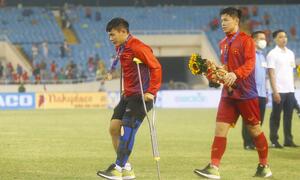 Lê Văn Xuân vứt nạng ôm đồng đội mừng U23 Việt Nam vô địch