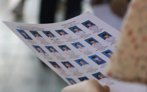 Phòng thi đặc biệt: Giáo viên viết bài thi hộ thí sinh bị gãy tay