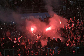Pháo sáng đỏ rực trận đấu U19 Việt Nam, hội CĐV Indonesia đổ tại 'người ngoài'