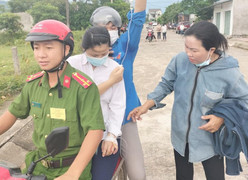 Thí sinh vừa truyền nước vừa thi tốt nghiệp THPT