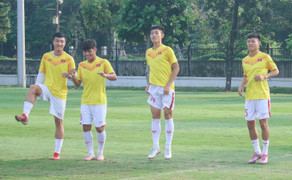 Mặc CĐV Indonesia quá khích quậy phá, U19 Việt Nam tập bình thường