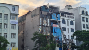 Video: Đồng đội nghiêng mình tiễn đưa 3 cảnh sát PCCC hy sinh