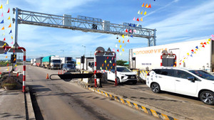Ngày đầu buộc thu phí không dừng, cao tốc TP.HCM-Long Thành-Dầu Giây ùn ứ nhẹ 