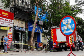 Video: Đồng đội nghiêng mình tiễn đưa 3 cảnh sát PCCC hy sinh