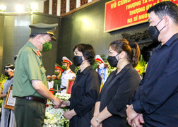 Video: Đồng đội nghiêng mình tiễn đưa 3 cảnh sát PCCC hy sinh