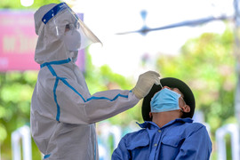 Trường có học sinh mắc COVID-19, phụ huynh lo con phải học trực tuyến