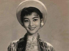 Video: Người thân, đồng nghiệp tiễn biệt minh tinh Thẩm Thúy Hằng