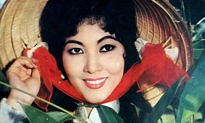 Video: Người thân, đồng nghiệp tiễn biệt minh tinh Thẩm Thúy Hằng