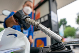 Dầu giảm giá vẫn đắt hơn xăng: Nên trợ giá?