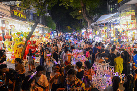Ảnh: Biển người đổ ra đường đón Tết Trung thu ở Hà Nội