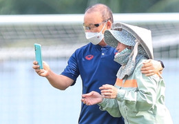 HLV Park Hang Seo chụp ảnh cùng fan đặc biệt, Quang Hải tập buổi đầu cùng ĐTQG