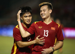 Ghi bàn sau 5 năm, Văn Toàn được đồng đội tặng màn ăn mừng đặc biệt