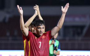 Ghi bàn sau 5 năm, Văn Toàn được đồng đội tặng màn ăn mừng đặc biệt