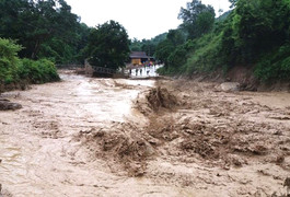 Vợ chồng cụ ông 90 tuổi trắng đêm chạy lũ