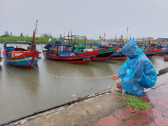 Bão Noru di chuyển nhanh hướng vào đất liền, ngư dân miền Trung dời tàu lên bờ