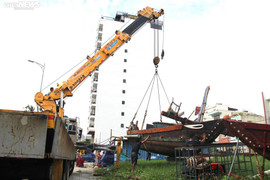 Ngư dân Đà Nẵng thuê xe cẩu đưa tàu thuyền lên bờ tránh bão Noru