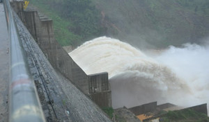 Vợ chồng cụ ông 90 tuổi trắng đêm chạy lũ