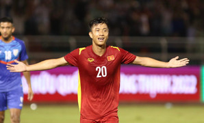 Ghi bàn sau 5 năm, Văn Toàn được đồng đội tặng màn ăn mừng đặc biệt