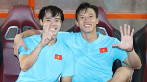 Ghi bàn sau 5 năm, Văn Toàn được đồng đội tặng màn ăn mừng đặc biệt