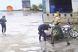 Nam thiếu niên bị cảnh sát đánh được trả xe vi phạm, Công an Sóc Trăng nói gì?