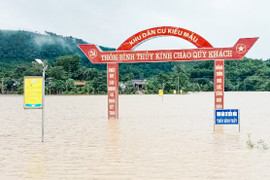 Vợ chồng cụ ông 90 tuổi trắng đêm chạy lũ