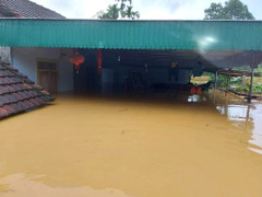 Vợ chồng cụ ông 90 tuổi trắng đêm chạy lũ