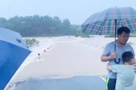 Vợ chồng cụ ông 90 tuổi trắng đêm chạy lũ