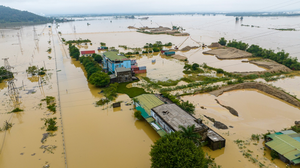 Vợ chồng cụ ông 90 tuổi trắng đêm chạy lũ