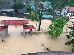 Vợ chồng cụ ông 90 tuổi trắng đêm chạy lũ