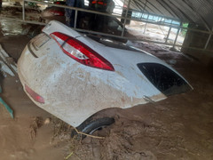 Vợ chồng cụ ông 90 tuổi trắng đêm chạy lũ