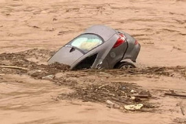 Vợ chồng cụ ông 90 tuổi trắng đêm chạy lũ