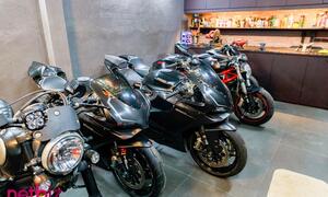 Johnny Trí Nguyễn sống trong căn nhà lá nhưng lại có bộ sưu tập ít ai ngờ tới