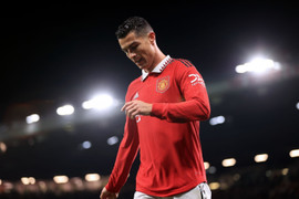 Báo Anh: Man Utd xem xét hủy hợp đồng, khởi kiện Ronaldo