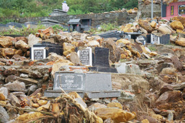 Nghĩa trang lớn nhất Đà Nẵng tan hoang sau trận mưa lịch sử