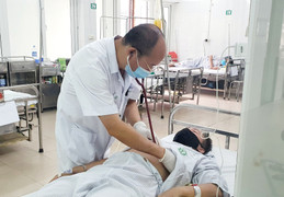 Làm gì để đối mặt sốt xuất huyết khi 'dịch chồng dịch'?