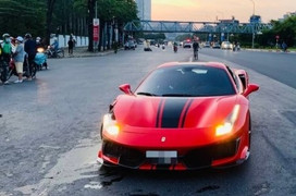 Sau tai nạn, người đàn ông trên siêu xe Ferrari bình tĩnh gọi điện rồi rời đi