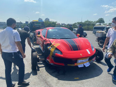 Sau tai nạn, người đàn ông trên siêu xe Ferrari bình tĩnh gọi điện rồi rời đi