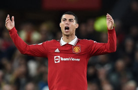 Báo Anh: Man Utd xem xét hủy hợp đồng, khởi kiện Ronaldo