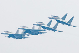 Máy bay chiến đấu Su-30MK2 và trực thăng Mi hợp luyện trên bầu trời Hà Nội