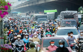 Thu hẹp lô cốt gây thảm cảnh tắc đường trên đường Nguyễn Xiển, Hà Nội